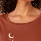 Tshirt femme à manche courte en coton biologique de couleur terracotta avec le dessin d'une personne sur la branche d'un arbre tenant la lune par un cerf volant. La couleur de la sérigraphie est beige.