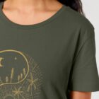 Tshirt femme manche courte coton biologique couleur kaki avec le dessin d'un yin et yang de la nature, d'un coté les montagnes et de l'autre la plage la sérigraphie est de couleur doré.