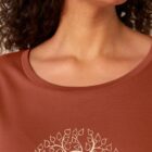 Tshirt femme manche courte coton biologique couleur terracotta avec le dessin d'un bouddha sur des racines et entouré de branches d'arbre, la sérigraphie est de couleur beige.