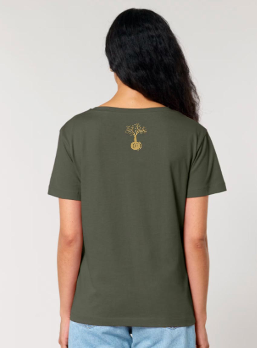 Tshirt femme manche courte en coton biologique de couleur kaki vue de dos avec le dessin de la marque entre les épaules et la sérigraphie est de couleur doré.