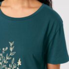 Tshirt femme à manche courte en coton biologique de couleur bleu ardoise avec un dessin de bouquet de fleurs en forme allongée. Avec une inscription ' La clef des champs', la sérigraphie est de couleur beige.