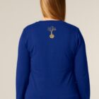 Tshirt femme manche longue en coton biologique de couleur bleu roi vue de dos avec le dessin de la marque entre les épaules et la sérigraphie est de couleur doré.