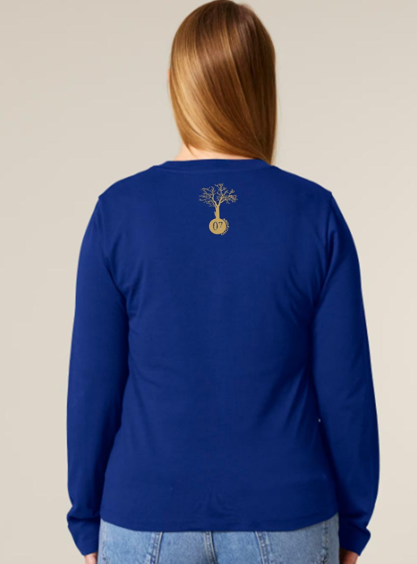 Tshirt femme manche longue en coton biologique de couleur bleu roi vue de dos avec le dessin de la marque entre les épaules et la sérigraphie est de couleur doré.