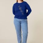 Tshirt manche longue en coton bio femme de couleur bleu roi avec un dessin représentant les cinq éléments de la nature. La couleur de sérigraphie est doré.