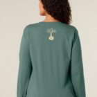 Tshirt femme manche longue en coton biologique de couleur vert jade vue de dos avec le dessin de la marque entre les épaules et la sérigraphie est de couleur beige.
