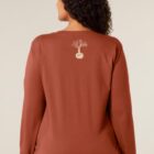 Tshirt femme manche longue en coton biologique de couleur terracotta vue de dos avec le dessin de la marque entre les épaules et la sérigraphie est de couleur beige.