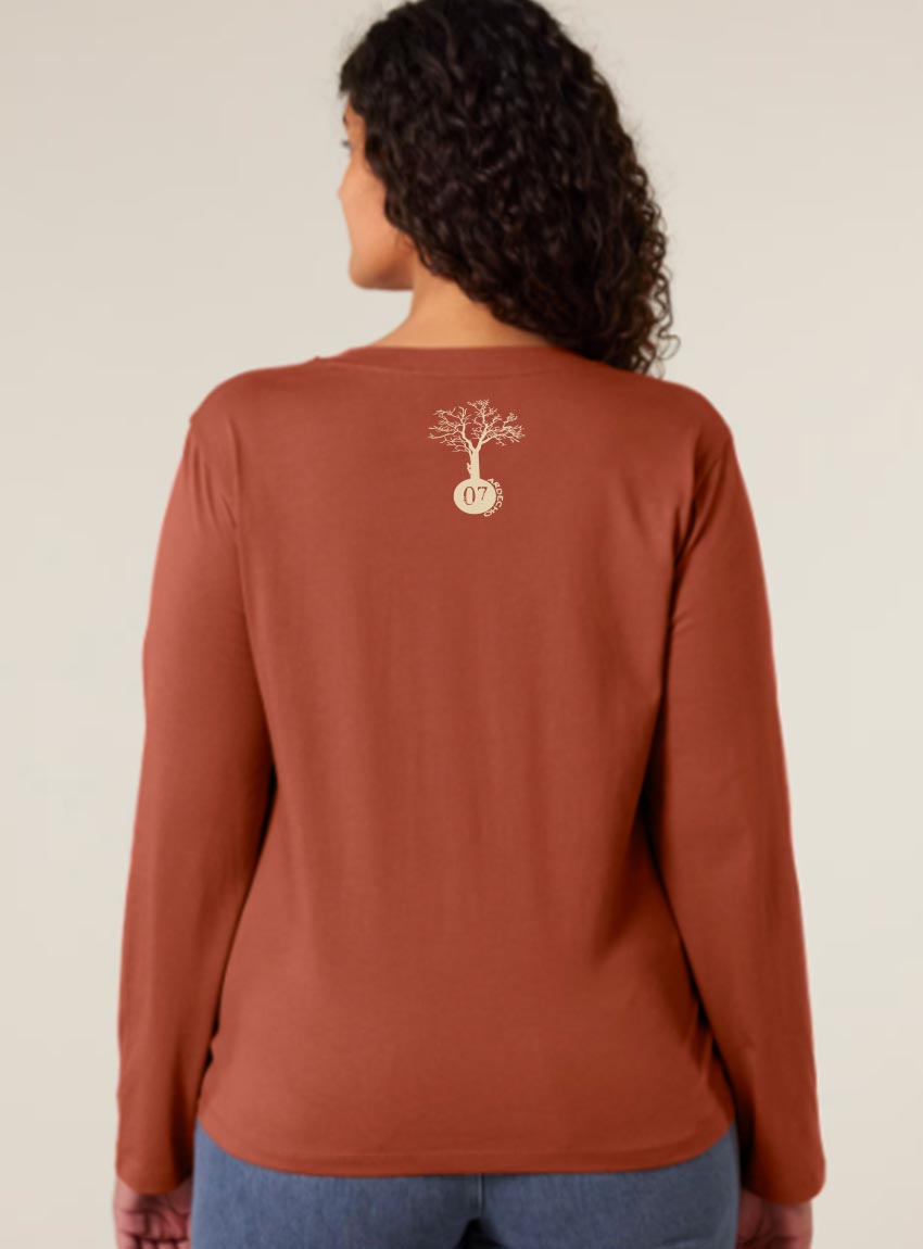 Tshirt femme manche longue en coton biologique de couleur terracotta vue de dos avec le dessin de la marque entre les épaules et la sérigraphie est de couleur beige.