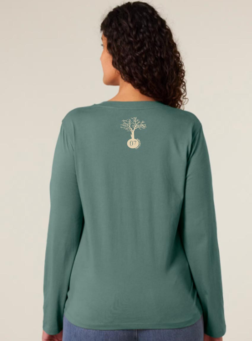 Tshirt femme manche longue en coton biologique de couleur vert jade vue de dos avec le dessin de la marque entre les épaules et la sérigraphie est de couleur beige.