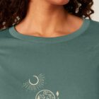 Tshirt manche longue en coton bio femme de couleur vert jade avec un dessin représentant les cinq éléments de la nature. La couleur de sérigraphie est beige.