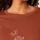 Tshirt manche longue en coton bio femme de couleur terracotta avec un dessin représentant les cinq éléments de la nature. La couleur de sérigraphie est beige.