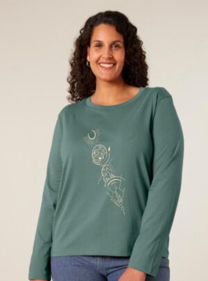 Tshirt manche longue en coton bio femme de couleur vert jade avec un dessin représentant les cinq éléments de la nature. La couleur de sérigraphie est beige.
