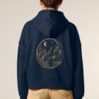 Veste zippé pour femme en coton biologique de couleur bleu marine avec un dessin dans le dos représentant le yin et yang de la nature, d'un coté les montagnes et de l'autre la plage la sérigraphie est de couleur doré.