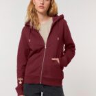 Veste sweat pour femme et homme en coton biologique de couleur bordeau avec un dessin sur la manche d'un arbre et d'une planète, la sérigraphie est de couleur beige.