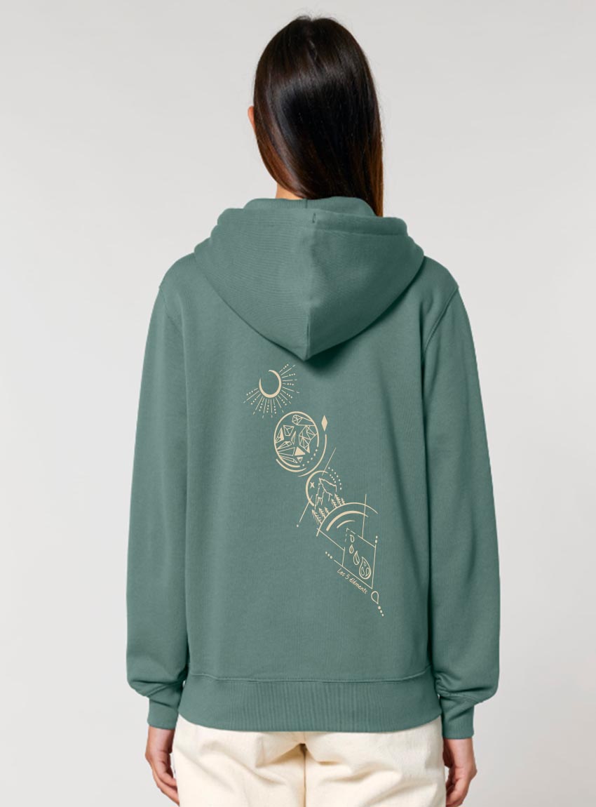 Sweat avec fermeture éclaire pour femme et homme en coton biologique de couleur vert jade avec un dessin dans le dos représentant les cinq éléments. La sérigraphie est de couleur beige.