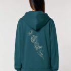 Sweat avec fermeture éclaire pour femme et homme en coton biologique de couleur bleu ardoise avec un dessin dans le dos représentant les cinq éléments. La sérigraphie est de couleur beige.