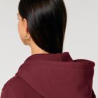 Sweat veste à capuche pour femme et homme en coton biologique de couleur bordeau.