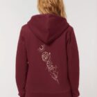 Sweat avec fermeture éclaire pour femme et homme en coton biologique de couleur bordeau avec un dessin dans le dos représentant les cinq éléments. La sérigraphie est de couleur beige.
