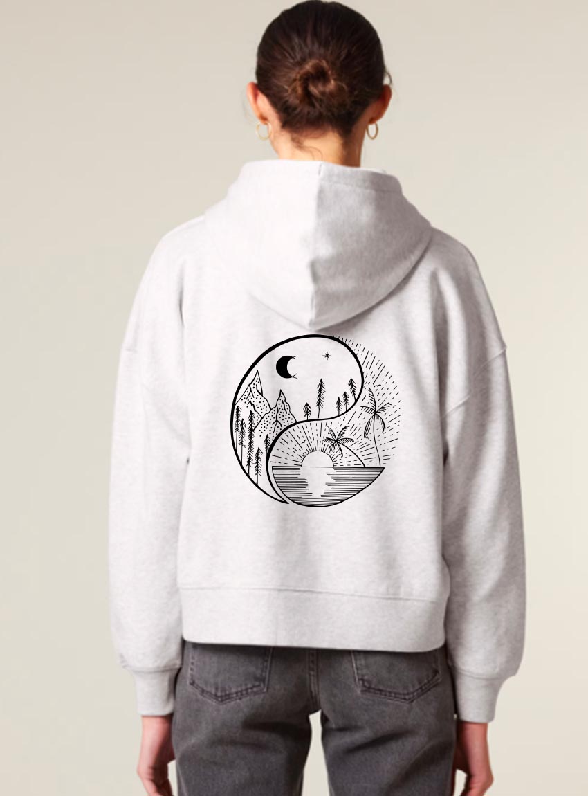 Veste zippé pour femme en coton biologique de couleur grise avec un dessin dans le dos représentant le yin et yang de la nature, d'un coté les montagnes et de l'autre la plage la sérigraphie est de couleur noir.