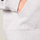 Veste femme en coton biologique de couleur grise avec sur la manche le logo de la marque qui représente un arbre sur une planète. La couleur de la sérigraphie est noir.