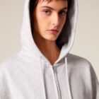 Veste femme avec capuche en coton biologique de couleur grise.