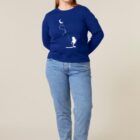 Tshirt femme à manche manche longue en coton biologique de couleur bleu roi avec le dessin d'une personne sur la branche d'un arbre tenant la lune par un cerf volant. La couleur de la sérigraphie est blanche..