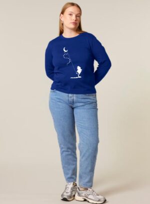 Tshirt femme à manche manche longue en coton biologique de couleur bleu roi avec le dessin d'une personne sur la branche d'un arbre tenant la lune par un cerf volant. La couleur de la sérigraphie est blanche..