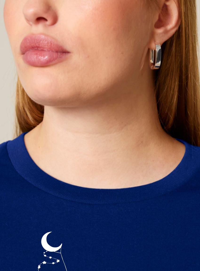 Tshirt femme à manche manche longue en coton biologique de couleur bleu roi avec le dessin d'une personne sur la branche d'un arbre tenant la lune par un cerf volant. La couleur de la sérigraphie est blanche..