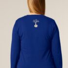 Tshirt femme manche longue en coton biologique de couleur bleu roi vue de dos avec le dessin de la marque entre les épaules et la sérigraphie est de couleur blanche.