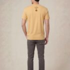 Tshirt homme manche courte en coton biologique de couleur jaune blé vue de dos avec le dessin de la marque entre les épaules et la sérigraphie est de couleur marron.