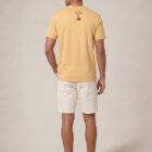 Tshirt homme manche courte en coton biologique de couleur jaune blé vue de dos avec le dessin de la marque entre les épaules et la sérigraphie est de couleur marron.