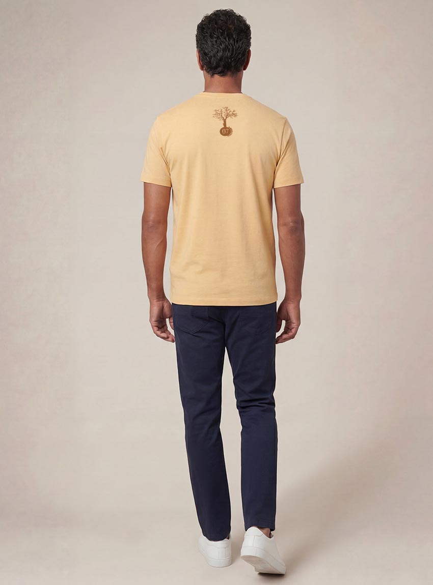 Tshirt homme manche courte en coton biologique de couleur jaune blé vue de dos avec le dessin de la marque entre les épaules et la sérigraphie est de couleur marron.