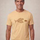 Tshirt homme manche courte coton biologique couleur jaune blé avec le dessin d'un poisson en forme de vélo qui mange un 4x4 avec une sérigraphie marron.