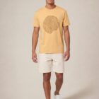 Tshirt homme manche courte en coton biologique de couleur jaune blé avec le dessin d'une coupe de bois formée par des petits animaux la sérigraphie est de couleur marron.