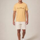 Tshirt homme manche courte en coton biologique de couleur jaune blé avec un dessin représentant les éléments de la nature sur une ligne avec l'inscription des racines aux étoiles la de sérigraphie est de couleur marron.