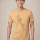 Tshirt manche courte en coton bio pour homme de couleur jaune blé avec un dessin représentant les cinq éléments et la sérigraphie est de couleur marron.