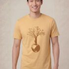 Tshirt homme manche courte couleur jaune blé avec le dessin d'un arbre sur une planète et sérigraphie de couleur marron.