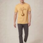 Tshirt homme manche courte couleur jaune blé avec le dessin d'un arbre sur une planète et sérigraphie de couleur marron.