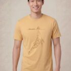 Tshirt homme manche courte en coton biologique couleur jaune blé avec un dessin représentant une baleine avec des motifs polynésiens en sérigraphie de couleur marron.