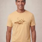 Tshirt homme manche courte en coton biologique couleur jaune blé avec le dessin d'une montagne et inscrit silence de sérigraphie marron.