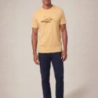 Tshirt homme manche courte en coton biologique couleur jaune blé avec le dessin d'une montagne et inscrit silence de sérigraphie marron.