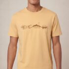 Tshirt homme manche courte en coton biologique de couleur jaune blé avec un dessin représentant les éléments de la nature sur une ligne avec l'inscription des racines aux étoiles la de sérigraphie est de couleur marron.