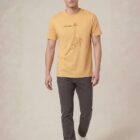 Tshirt homme manche courte en coton biologique couleur jaune blé avec un dessin représentant une baleine avec des motifs polynésiens en sérigraphie de couleur marron.