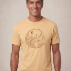 Tshirt homme manche courte coton biologique couleur jaune blé avec le dessin d'un yin et yang de la nature, d'un coté les montagnes et de l'autre la plage la sérigraphie est de couleur marron.