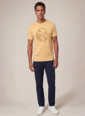 Tshirt homme manche courte coton biologique couleur jaune blé avec le dessin d'un yin et yang de la nature, d'un coté les montagnes et de l'autre la plage la sérigraphie est de couleur marron.