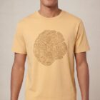 Tshirt homme manche courte en coton biologique de couleur jaune blé avec le dessin d'une coupe de bois formée par des petits animaux la sérigraphie est de couleur marron.