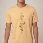 Tshirt homme manche courte couleur jaune blé avec le dessin de chaque élément de la nature, la sérigraphie est de couleur marron.