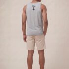 Débardeur homme en coton biologique de couleur gris chiné vue de dos avec le dessin de la marque entre les épaules et la sérigraphie est de couleur noir.