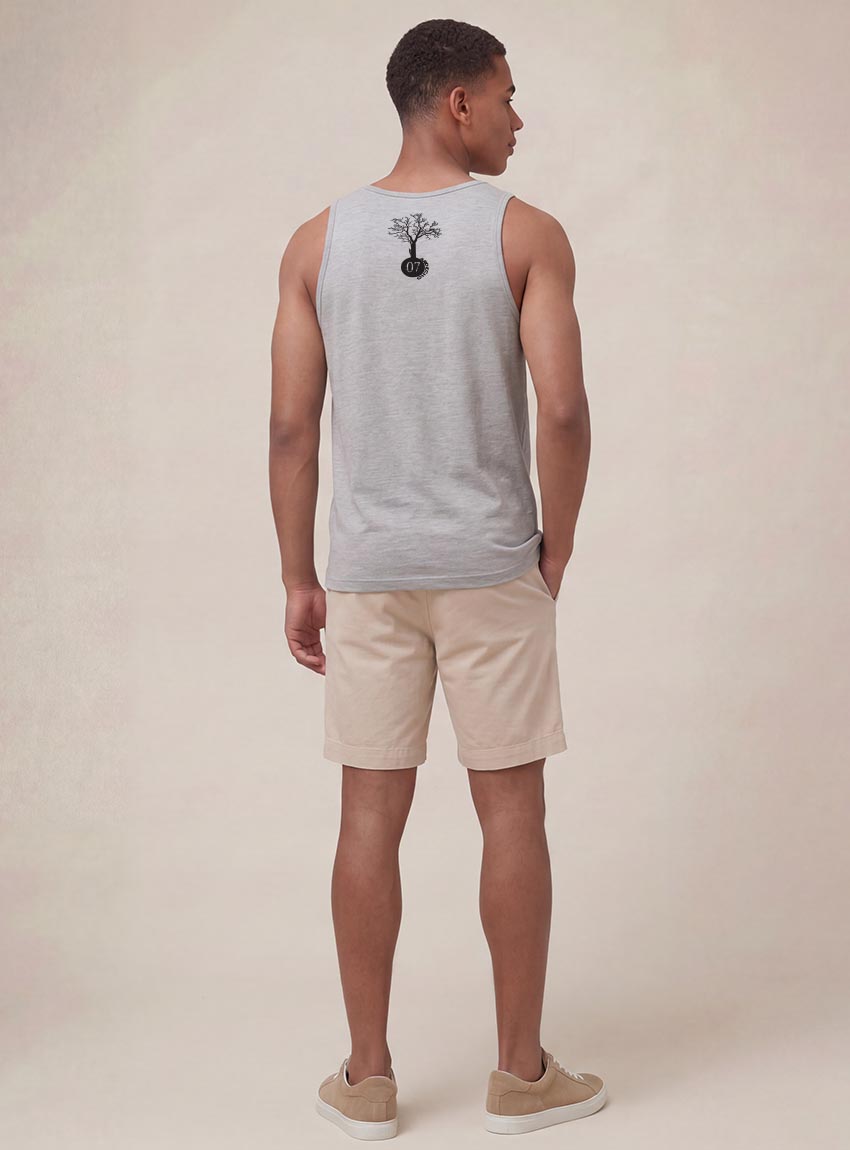Débardeur homme en coton biologique de couleur gris chiné vue de dos avec le dessin de la marque entre les épaules et la sérigraphie est de couleur noir.