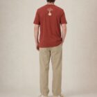 Tshirt homme manche courte en coton biologique de couleur rouge lave vue de dos avec le dessin de la marque entre les épaules et la sérigraphie est de couleur beige.