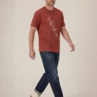 Tshirt manche courte en coton bio pour homme de couleur rouge lave avec un dessin représentant les cinq éléments et la sérigraphie est de couleur beige.